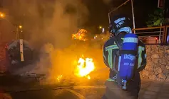 Bombero realizando las labores de extinción del fuego.