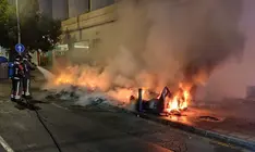 Bomberos del Consorcio de Seguridad y Emergencias sofocando las llamas.