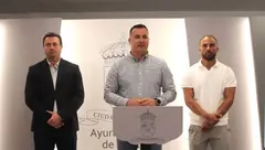 Ángel Lago en el centro de la imagen con el alcalde Óscar Noda y el concejal Daniel Medina.