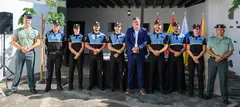 Los agentes posando con el alcalde y con los mandos de la Guardia Civil que acudieron a la cita.