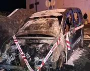 El vehículo quedó totalmente calcinado tras el incendio.