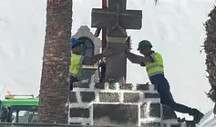 Momento en el que los operarios de la empresa Tiagua colocaron de nuevo la cruz en la plaza.