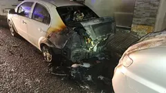 Vehículo totalmente calcinado por el fuego.