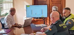 El director insular analizando los datos con los responsables de la Guardia Civil y de la Policía Nacional en Lanzarote.