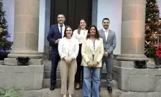 Imagen de los tres parlamentarios de CC por Lanzarote, de la consejera del Gobierno autonómico Migdalia Machín y de la alcaldesa de Teguise, Olivia Duque, en este día histórico en el Parlamento autonómico.