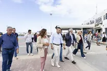 Olivia Duque junto a Eugenio Robayna, Fernando Clavijo y Oswaldo Betancort en una visita a La Graciosa.