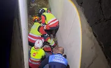 Instante en el que los bomberos preparaban el operativo para sacar de la zanja al herido.