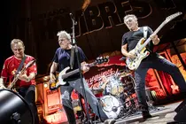 Los Hombres G en pleno concierto.