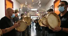 Los integrantes del Rancho de Pascuas de Teguise tocando en los pasillos del hospital.