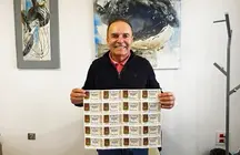 El alcalde de Tinajo con los d&eacute;cimos que compra todos los a&ntilde;os.