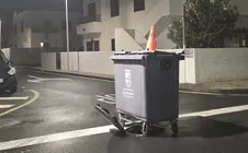 Imagen de un cubo de basura en Playa Honda.