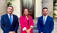 Los tres parlamentarios de CC por la isla de Lanzarote en la puerta de la C&aacute;mara auton&oacute;mica.