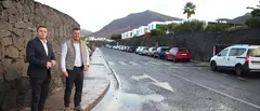 Alcalde y el concejal de Obras en algunas de las calles de Las Coloradas que ser&aacute;n rehabilitadas.