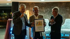 Bienvenido Saavedra, hist&oacute;rico director del hotel, con Jos&eacute; Juan Cruz y Juan Cruz.