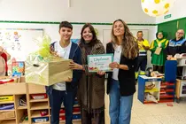 Mar Boronat y Olivia Duque haciendo entrega de los premios del Concurso de postales 2025.