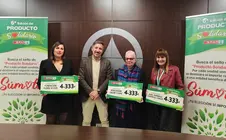 Las representantes de las tres asociaciones con el gerente de la empresa, Rub&eacute;n Gonz&aacute;lez.