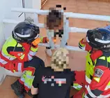 Imagen del momento en el que los bomberos hablaban con la ni&ntilde;a para tranquilizarla.