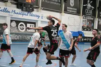 Una de las jugadas del emocionante encuentro.