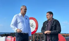 Luis Miguel y Yone Caraballo en el acceso a los Hervideros.