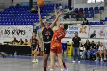 Jugadora del Magec T&iacute;as realizando un lanzamiento.