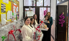 Componentes de la Fundaci&oacute;n Mart&iacute;nez Abolafio realizando la entrega de las cestas de Navidad.