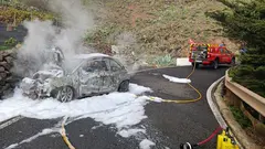 Veh&iacute;culo totalmente calcinado.