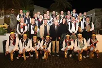 Imagen de los componentes del Rancho de Pascuas de Teguise despu&eacute;s de su actuaci&oacute;n.