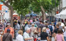 La zona comercial abierta de Arrecife en un día con escalda de cruceros.