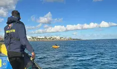 Embarcaci&oacute;n de EMERLAN aproxim&aacute;ndose a la mujer afectada.