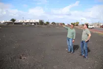 l alcalde de Yaiza, &Oacute;scar Noda, y el concejal de Deportes y Obras P&uacute;blicas de Yaiza, &Aacute;ngel Lago, en la parcela objeto de actuaci&oacute;n.