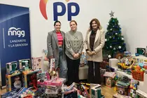 La presidenta insular, Astrid Pérez, junto con la secretaria general, María Tovar, y la presidenta de NNGG, Ana Hernández.