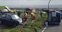 Bomberos y personal del SUC junto a los veh&iacute;culos implicados en el choque.