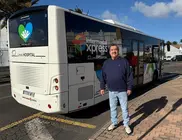 Miguel &Aacute;ngel Jimenez, consejero de Transportes, junto a una guagua.