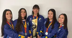 Las jugadoras posando orgullosas con sus medallas.