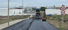 Operarios de la concejal&iacute;a de Obras de Arrecife reasfaltando este viernes este tramo de la calle Iguaz&uacute;, en Maneje