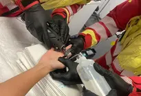 Momento en el que los bomberos cortaron el anillo con la sierra