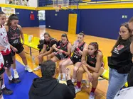 Las jugadoras escuchando atentas la charla del t&eacute;cnico