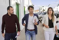Marcos Bergaz (PSOE) junto a los concejales Jenifer Gal&aacute;n y Tana Reyes en Teguise.