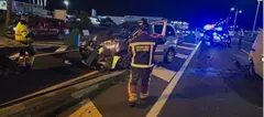 Bomberos del Consorcio de Seguridad y Emergencias junto al veh&iacute;culo accidentado.