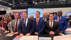 Jos&eacute; Juan Cruz junto al resto de representantes p&uacute;blicos de Lanzarote en FITUR.