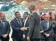 El presidente del Cabildo de Lanzarote, Oswaldo Betancort, saludando a los Reyes de Espa&ntilde;a.