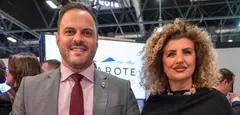 Yonathan de Le&oacute;n y Eli Merino en la feria de FITUR.
