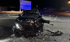 Uno de los veh&iacute;culos qued&oacute; totalmente destrozado