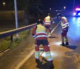 Los bomberos del Consorcio limpiando la zona en la que se ha producido el nuevo accidente