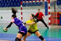 Jugadora del CB Puerto del Carmen frenando a la atacante del Rahi-Sepisur C&oacute;rdoba.