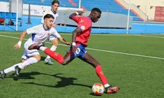Jugador de la Uni&oacute;n Deportiva Lanzarote realizando un centro hacia el &aacute;rea rival.