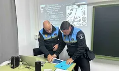 Agentes de la Polic&iacute;a Local en una de las charlas impartidas en el IES T&iacute;as.