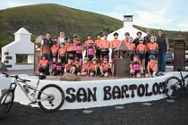 Isidro P&eacute;rez y Alexis Hern&aacute;ndez junto a los representantes del Club MTB Aljibe &ndash; Lanzarote en la presentacion Campeonato Mountain Bike 9.