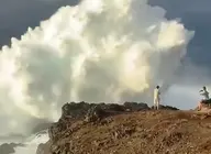 Imagen de alguna de las imprudencias que terminan en fatalidad. En este caso en Gran Canaria dos personas arriesgan su vida para tratar de captar la imagen del mar embrabecido a pocos metros