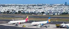 Imagen del avi&oacute;n de Iberia en la pista del aeropuerto de Lanzarote captada por pasajeros que iban a coger otro vuelo desde la terminal